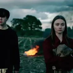 Dwójka młodych ludzi stoi na polu, za nimi płonie ognisko. To może być **the end of the f***ing world**.