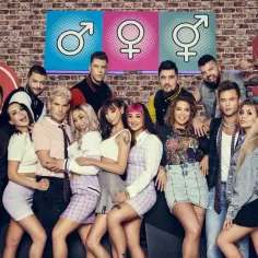 Warsaw Shore obsada pozuje do zdjęcia. Grupa młodych ludzi w modnych strojach na tle ceglanej ściany i symboli płci.