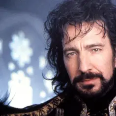 Alan Rickman w filmach, z burzą ciemnych włosów i brodą, w ozdobnym stroju.