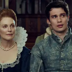Mary i George w strojach z epoki, ona w perłach i koronkowym kołnierzu, on w ozdobnej, turkusowej szacie.