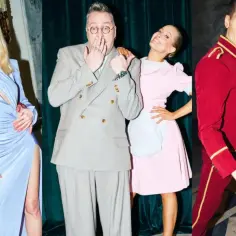 Tancerze zawodowi w strojach z "Tańca z Gwiazdami" pozują do zdjęcia. Eleganckie kreacje i teatralne pozy tworzą atmosferę wielkiego show.