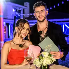 Para z Love Island, która wygrała, pozuje z uśmiechem.