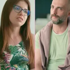 Kobieta w okularach i sukience w liście rozmawia z łysym mężczyzną w zielonej koszulce. Czy to początek ich ślub od pierwszego wejrzenia?
