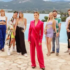 Uczestnicy "Love Never Lies Sezon 2" pozują do zdjęcia na tle basenu i gór.